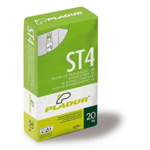 Imagen de la Pasta Pladur® ST4 de 20kg en su saco verde y blanco, ideal para el tratamiento rápido de juntas en placas de yeso.